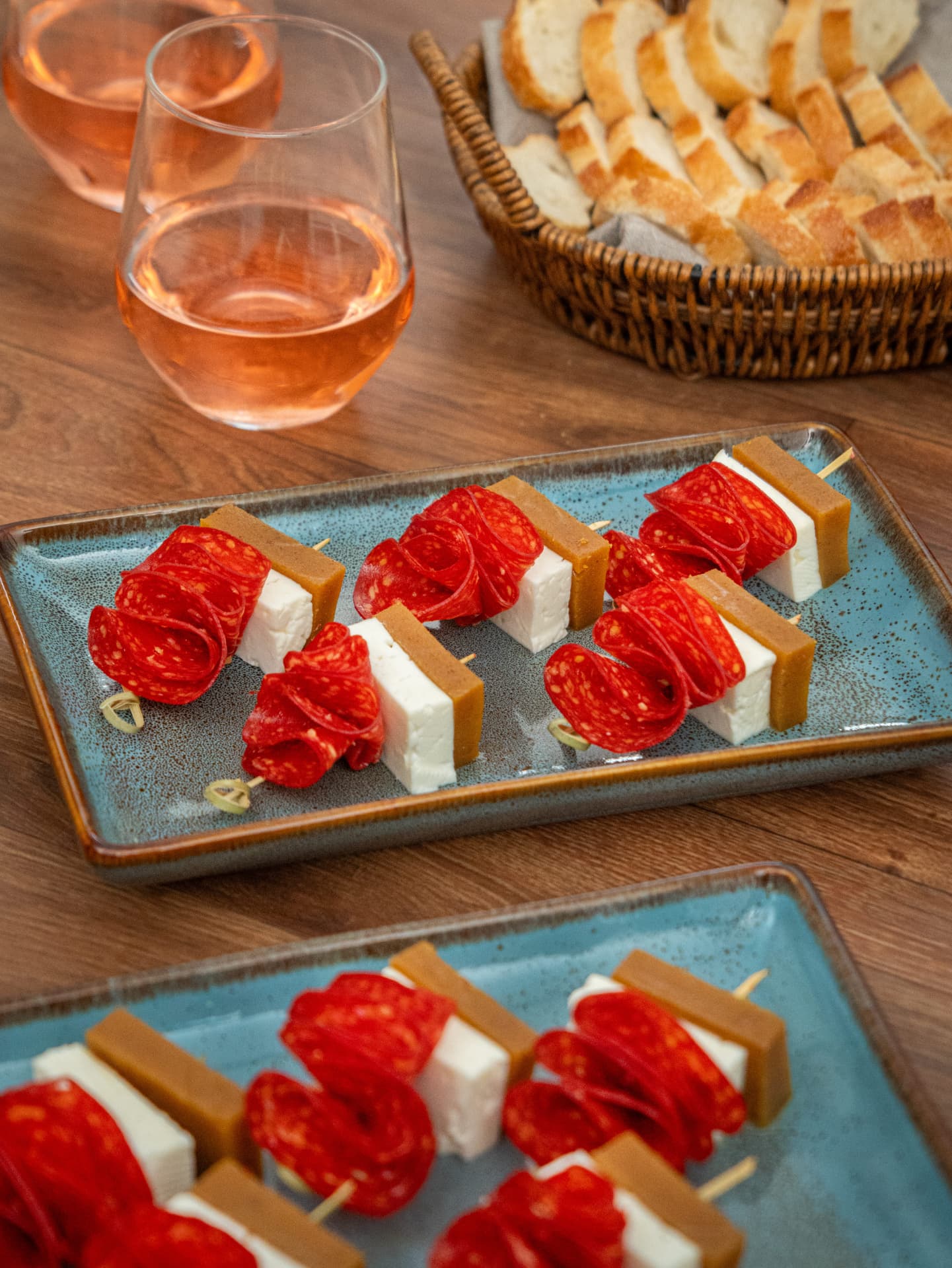 Pinchos de ate, queso y chorizo Peñaranda con vino rosado