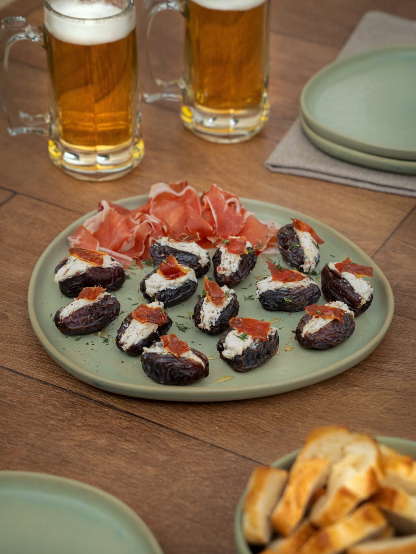 Dátiles rellenos con crujiente de jamón serrano Peñaranda y cervezas