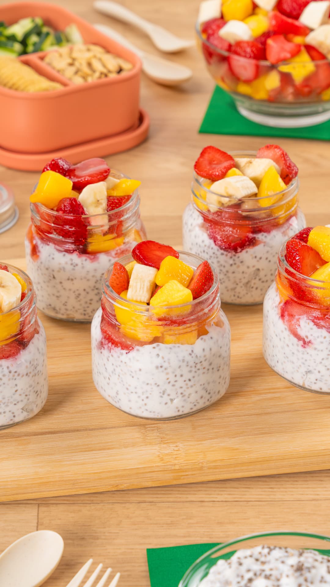 Pudding de chía con mezcla tropical de fresa, mango y plátano en frascos