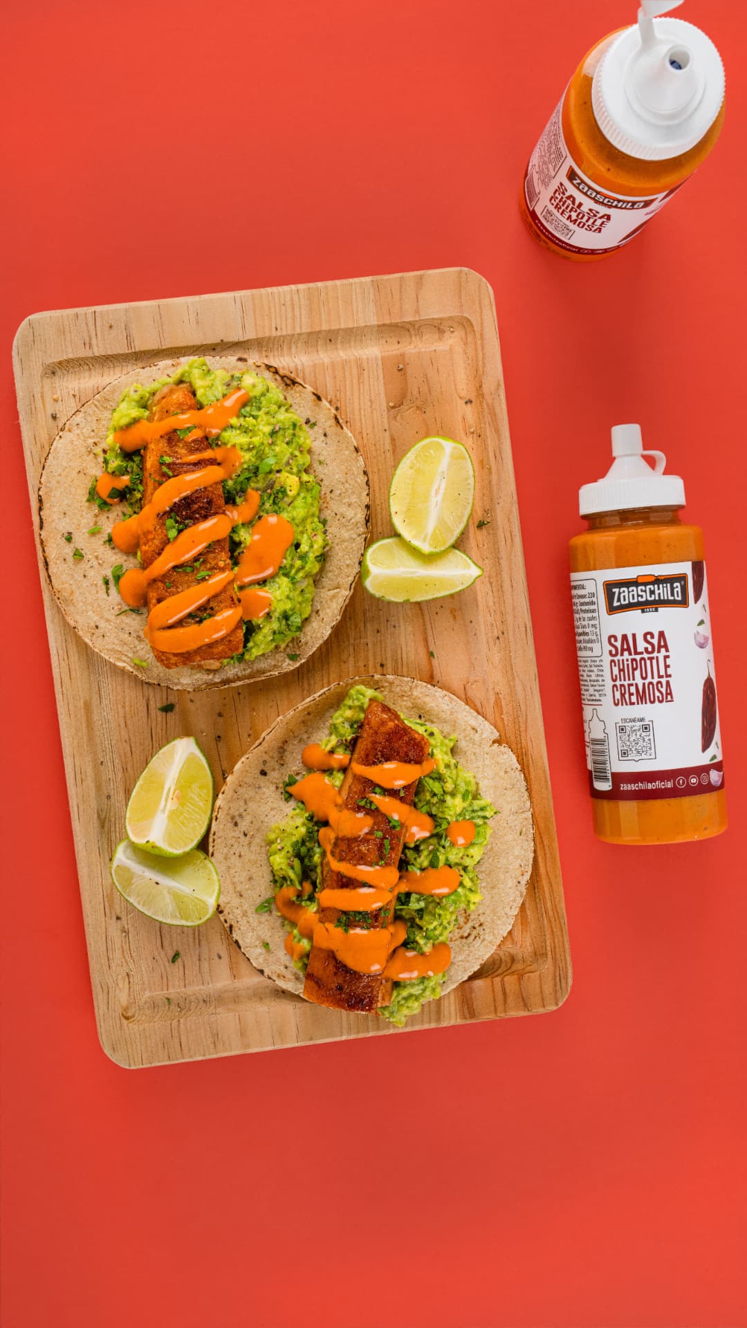 Tacos con guacamole y salsa chipotle Zaaschila sobre fondo rojo
