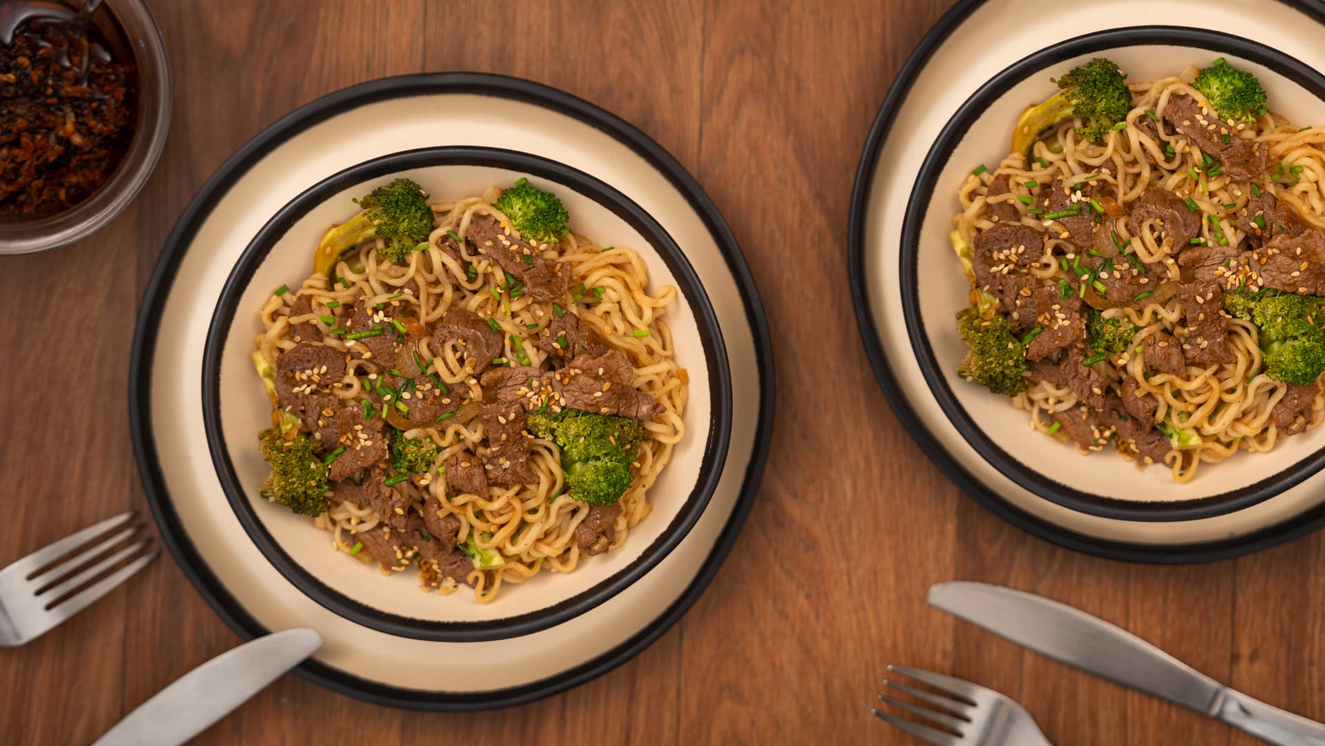 Top sirloin oriental con noodles y brócoli