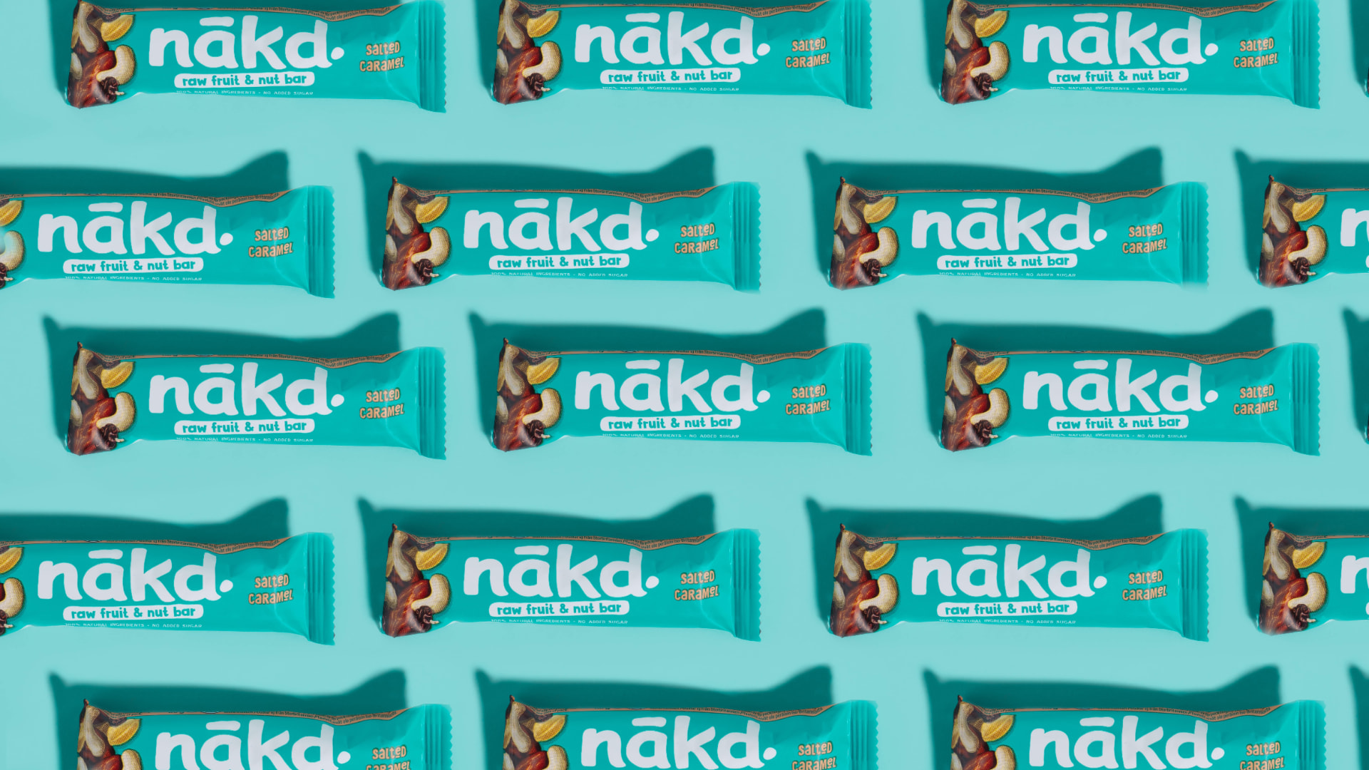 Patrón de barritas nakd de salted caramel sobre fondo turquesa