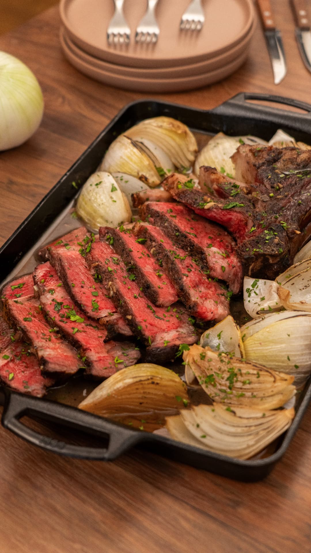 Tomahawk en salsa de cerveza con cebollas asadas