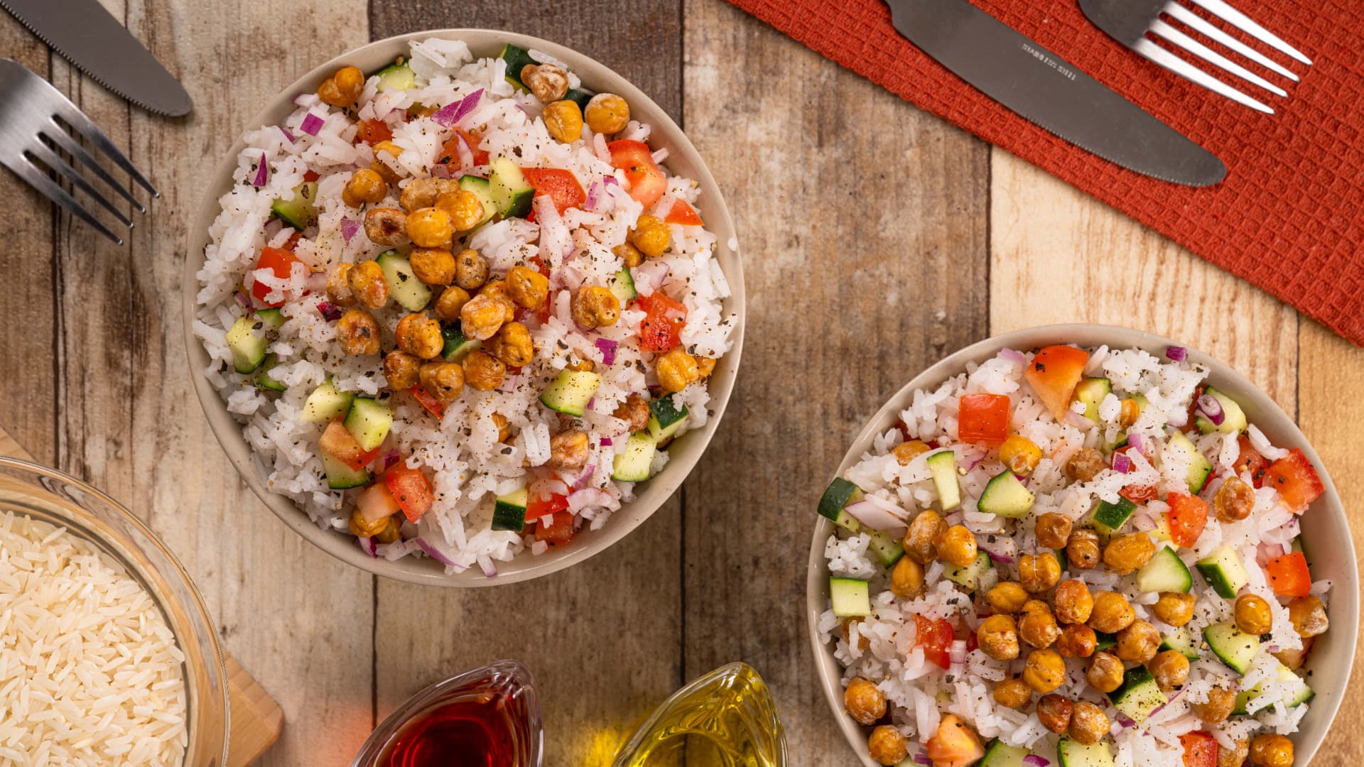 Ensalada de arroz con garbanzos sobre mesa clara