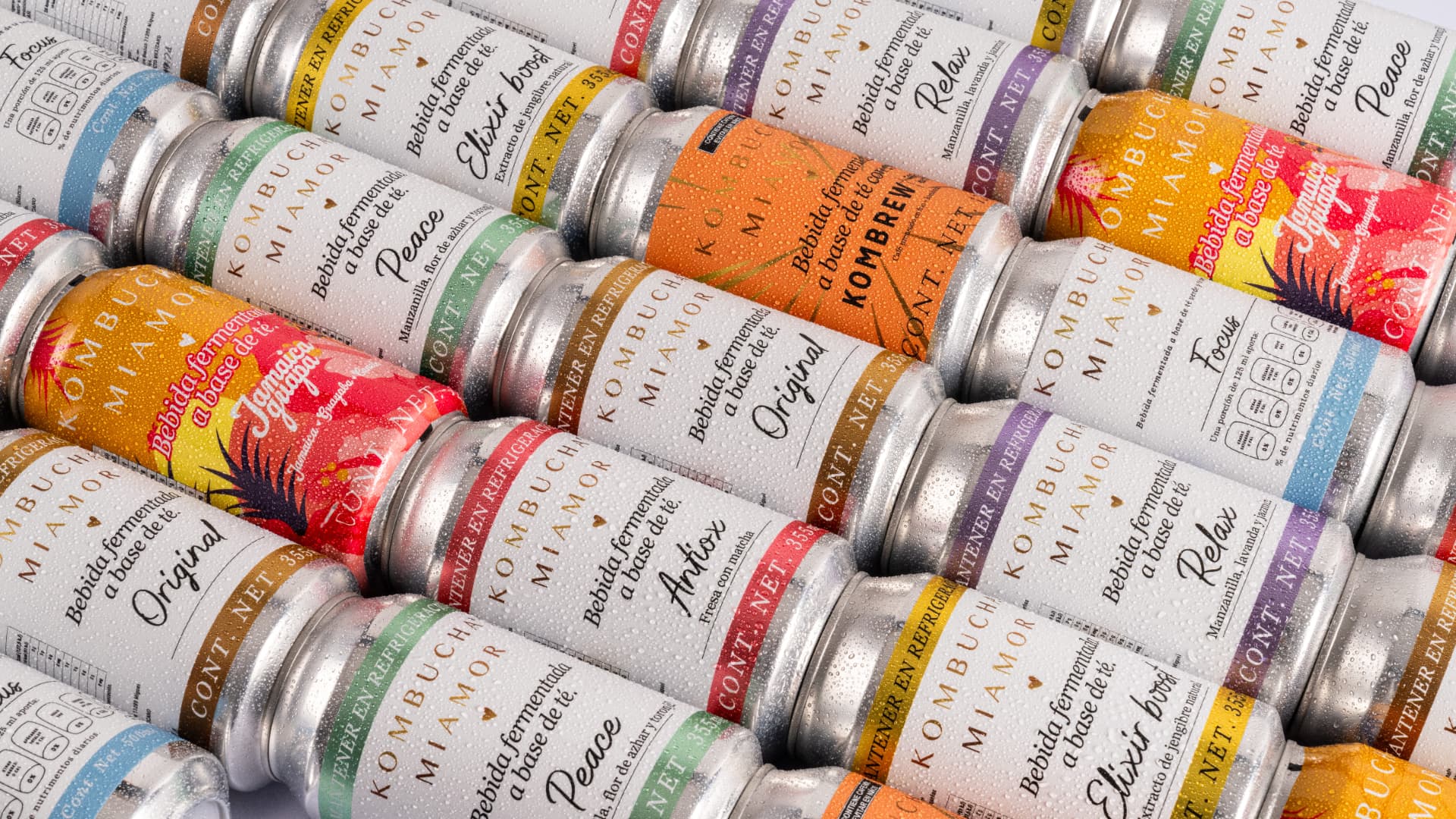 Composición de latas de Kombucha Miamor de distintos sabores con gotas de condensación