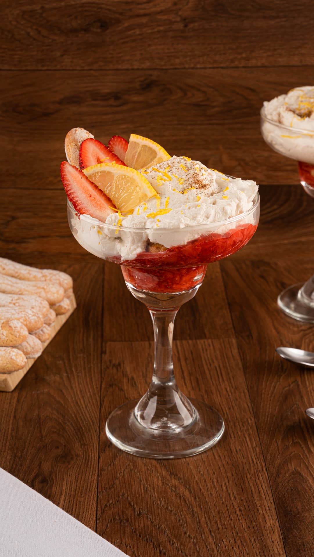Postre de mascarpone en copa con fresas y limón
