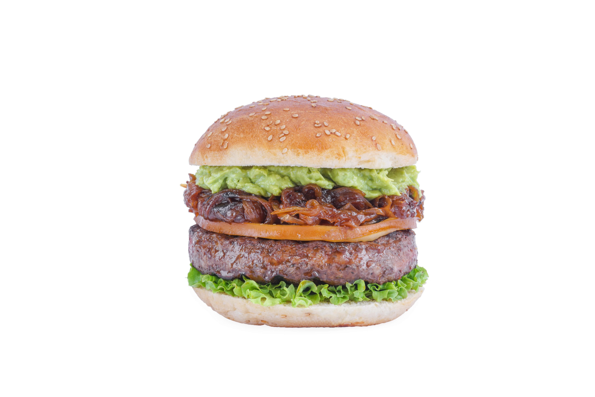 Hamburguesa de res con tocino, aguacate y vegetales sobre fondo blanco