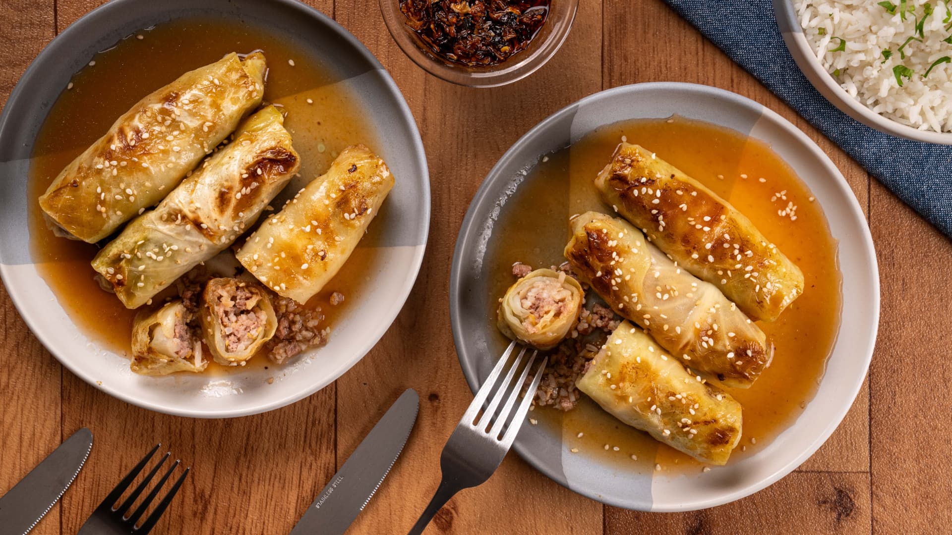 Rollitos de col rellenos de carne y arroz